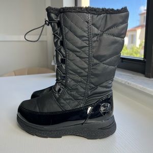 Snow boots by Totes size 2 girl in great condition.